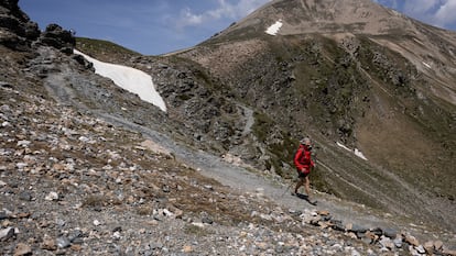 Una excursionista durante el descenso de Bastiments.