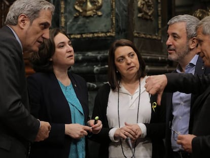 Colau conversa amb regidors abans del ple.