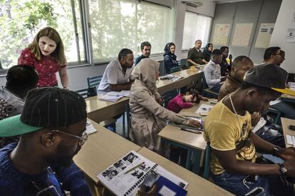 No Centro Multifuncional de Cruz Vermelha de Atenas, dezenas de refugiados e imigrantes recebem aulas de inglês.