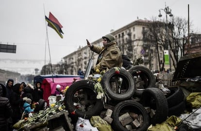 Un activista sobre una barricada en la plaza de la Independencia de Kiev.