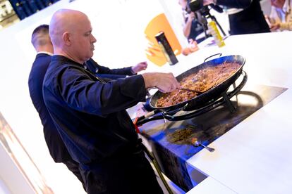 Como es costumbre, la gastronomía vuelve a ser uno de los atractivos que más se han promocionado en los expositores de Fitur. La Comunidad Valenciana, tal como se observa en la imagen, organiza durante toda la semana ‘showcookings’ de paella para los visitantes de la feria.