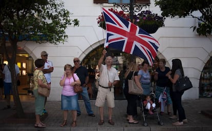 Vecinos de Gibraltar esperan a Cameron en la plaza Casemates, este jueves.