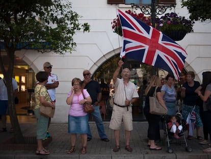 Vecinos de Gibraltar esperan a Cameron en la plaza Casemates, este jueves. 