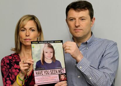 Kate y Gerry McCann, con una foto de su hija desaparecida, en Londres en 2012.