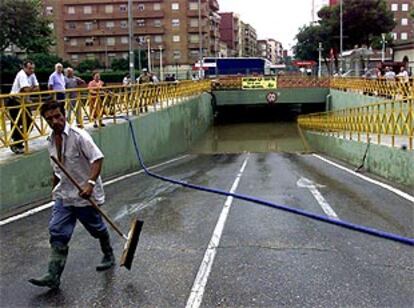 Operarios del Ayuntamiento de Aldaia (Valencia) bombean el agua que ha inundado un paso subterráneo.