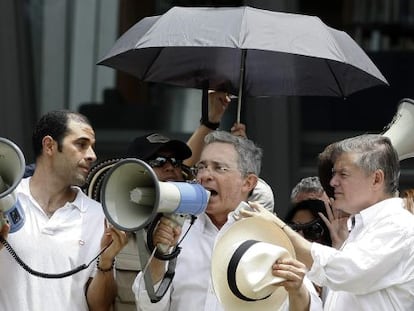 Uribe, en Medellín, durante la protesta.