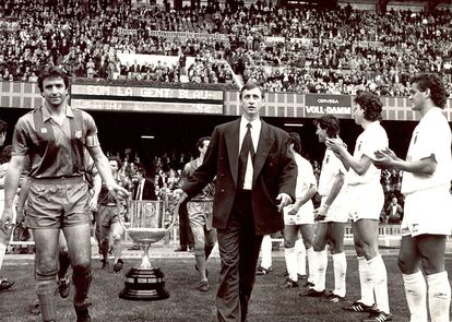 Alexanco (i) y Johan Cruyff llevan la Copa del Rey ganada por el F. C. Barcelona, ante los aficionados del Valencia, 1990.