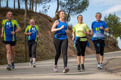 La secretaria general del PP, Cuca Gamarra (en el centro), dedica la mañana a correr unos 10 kilómetros acompañada de varios amigos por el parque de la Grajera, en Logroño.