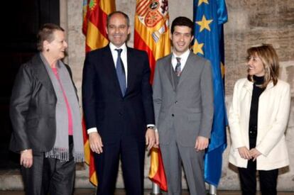 El nuevo director del Palau de les Arts, Omer Meir Wellber, junto al presidente del Consell, Francisco Camps, la intendente del coliseo, Helga Schmidt (izquierda) y la consejera de Cultura, Trini Miró.