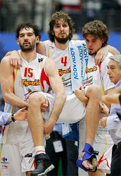 Gasol es retirado de la cancha por Garbajosa (a la izquierda) y su hermano Marc.