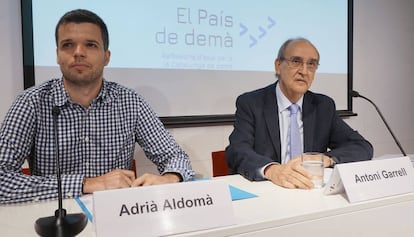 Antoni Garrell (derecha) y Adrià Aldomà, en la presentación de la plataforma El País de Demà, en el Colegio de Periodistas.