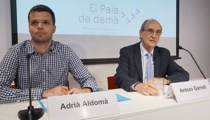 Antoni Garrell y Adrià Aldomà, en la presentación de la plataforma El País de mañana en el Colegio de Periodistas.