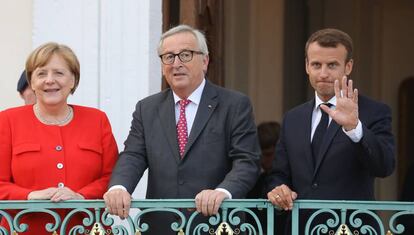 Angela Merkel, Jean-Claude Juncker y Emmanuel Macron, este martes en Alemania.