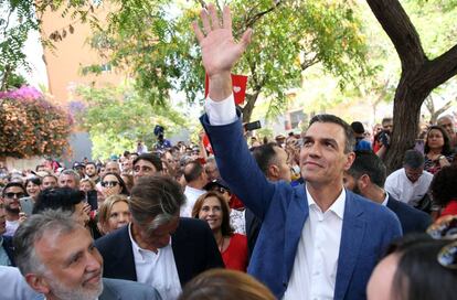 El presidente del Gobierno, Pedro Sánchez, saluda a la gente al inició del mitín que dió este jueves en la capital tinerfeña. 