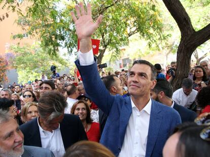 El presidente del Gobierno, Pedro Sánchez, saluda a la gente al inició del mitín que dió este jueves en la capital tinerfeña. 