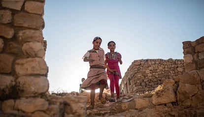 Un grupo de niñas juegan en las ruinas de Toujout, una de las poblaciones amaziges que quedan en el sudeste de Túnez.