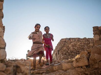 Un grupo de niñas juegan en las ruinas de Toujout, una de las poblaciones amaziges que quedan en el sudeste de Túnez.