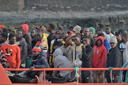 Los supervivientes de uno de los cayucos localizados de madrugada llegan al puerto de La Restinga (El Hierro) en la mañana de este jueves.