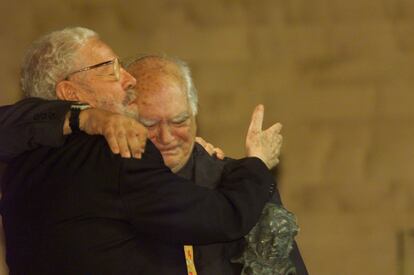 El director, guionista y productor Antonio Isasi-Isasmendi se abraza con el guionista y director García Berlanga tras recibir el Goya de Honor en 2000.