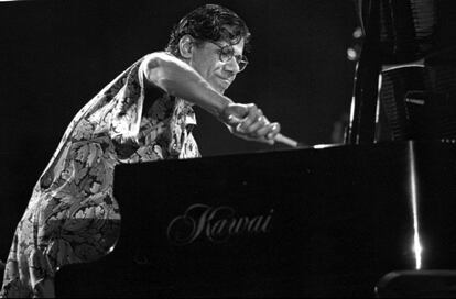 Actuación de Chick Corea en el Festival de Jazz de Vitoria, en 1995. Pionero de los espectáculos de piano solo, Corea fue un maestro de todo, desde la música clásica hasta los estándares, el swing y el jazz latino, y estuvo de gira sin descanso hasta que la pandemia detuvo los conciertos en vivo.