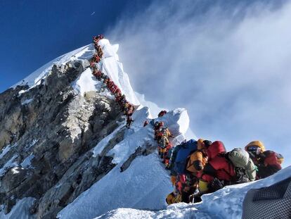 Grandes colas en el Everest la pasada primavera.