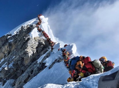 Grandes colas para subir al Everest, durante la primavera de 2019.