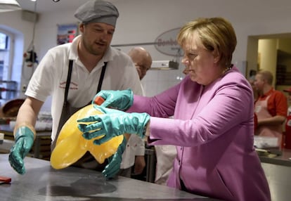 La canciller alemana, Angela Merkel, amasa una pasta de lim&oacute;n dulce en una reposter&iacute;a en Eckernfoerde, al norte de Alemania, a dos d&iacute;as de las elecciones en Schleswig-Holstein. 