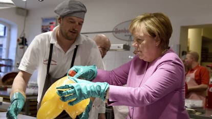 La canciller alemana, Angela Merkel, amasa una pasta de lim&oacute;n dulce en una reposter&iacute;a en Eckernfoerde, al norte de Alemania, a dos d&iacute;as de las elecciones en Schleswig-Holstein. 