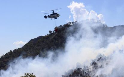 Imagen del incendio en una zona de difícil acceso de Domeño, el pasado lunes.