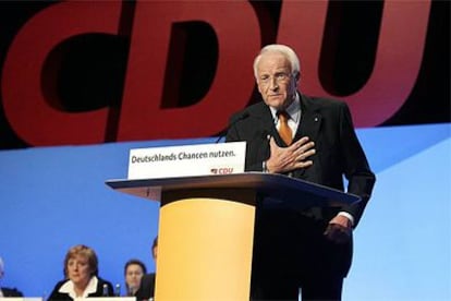 Angela Merkel sigue el discurso del socialcristiano Edmund Stoiber ante el congreso de la CDU.