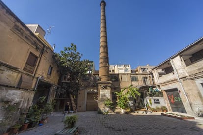 L'espai de l'antiga fàbrica, en un interior d'illa de cases del carrer Consell de Cent, sembla una crisàlide fora del temps.