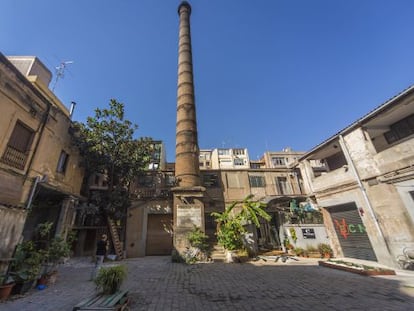 L'espai de l'antiga fàbrica, en un interior d'illa de cases del carrer Consell de Cent, sembla una crisàlide fora del temps.