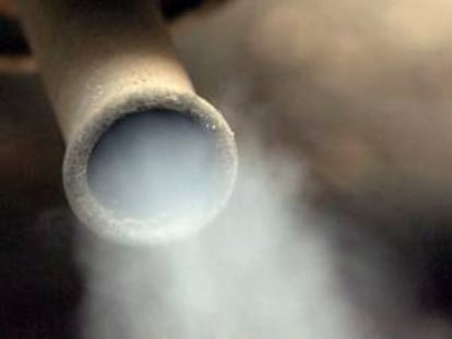 Salida de humo por el tubo de escape de un coche. EFE/Archivo