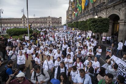 Concentración de damnificados frente al palacio nacional. 
