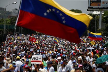 Manifestantes marchan durante la protesta de la oposición en Caracas.