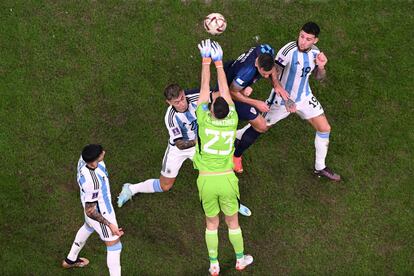 Emiliano Martinez, despejando un balón ante el defensa croata Dejan Lovren.