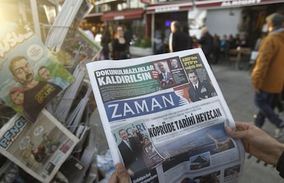 Un hombre lee el periodico 'Zaman' dos días después de que su dirección fuera reemplazada.