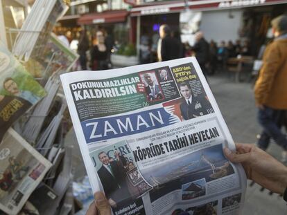 Homem lê o periódico 'Zaman' dois dias após sua direção ser substituída.