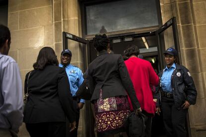 Trabajadores entran en el edificio de Servicios Administrativos en Washington, 17 de octubre de 2013. La ley firmada por el presidente garantiza los fondos para la reapertura de la Administración hasta el próximo 15 de enero y se sube el tope de endeudamiento hasta el 7 de febrero, lo que evita temporalmente la suspensión de pagos de EEUU.