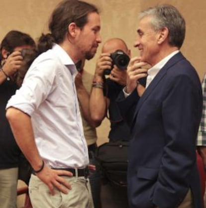 Pablo Iglesias, líder de Podemos, en el Congreso con el socialista Ramón Jáuregui en junio.