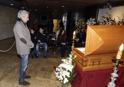 El actor Imanol Arias en la capilla ardiente del actor Tony Leblanc, fallecido ayer a los noventa años a causa de un fallo cardíaco.