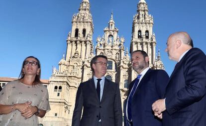 Feijóo y Ábalos, en la plaza del Obradoiro con Éthel Vázquez y Javier Losada.