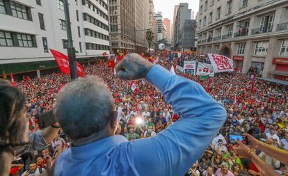 Lula discursa em Porto Alegre um dia antes de ser condenado em segunda instância por corrupção.