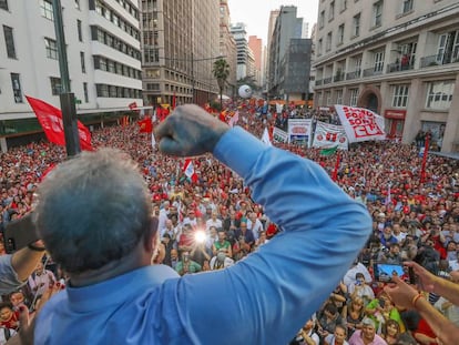 Lula discursa em Porto Alegre um dia antes de ser condenado em segunda instância por corrupção.