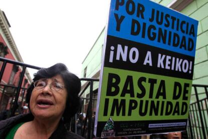 Una mujer protesta hoy en Lima contra la candidata a la presidencia de Perú Keiko Fujimori.