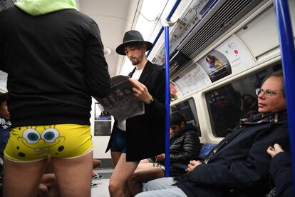 Tras escuchar las instrucciones de los organizadores del "No Pants Subway Ride" y dividirse en grupos, los entusiastas neoyorquinos fueron tomando diferentes rutas del metro. En la imagen, londinenses también se animaron a participar el 12 de enero
