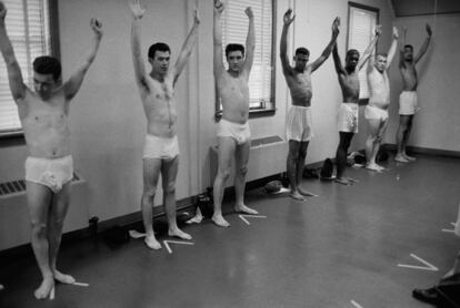 Presley (centro) vestido sólo con ropa interior durante el servicio militar en 1958.