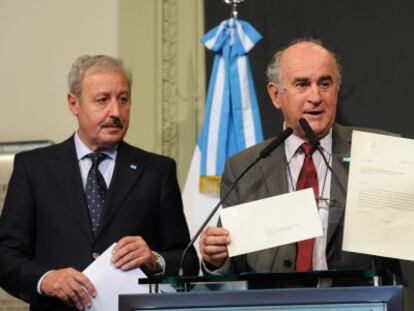 Fotografía sin fecha cedida por la presidencia de Argentina donde se muestra la carta que envió el Papa Francisco a la presidenta argentina.