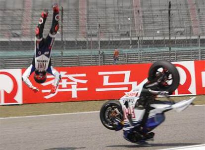 Jorge Lorenzo sale despedido por los aires.