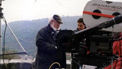 José Luis Cuerda (izquierda), durante el rodaje del cortometraje 'Primer amor'.